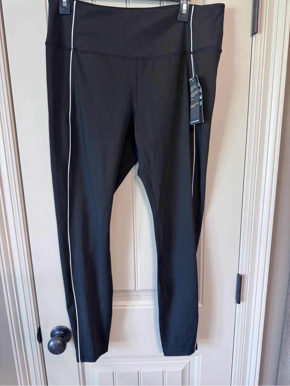 Avia Black Legging with white piping - XL NWT